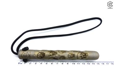 Preview: Handgeschmiedeter Kubotan HC-22-2 Unikat (Custom Made) von vorne auf weißem Hintergrund. Seriennummer SN sichtbar, Totenkopf-Gravur, schwarzer Paracord-Fangriemen, 3 Bohrungen. GPSR: Chargennummer/Hersteller SN für Rückverfolgbarkeit. Nur als Grifffestige